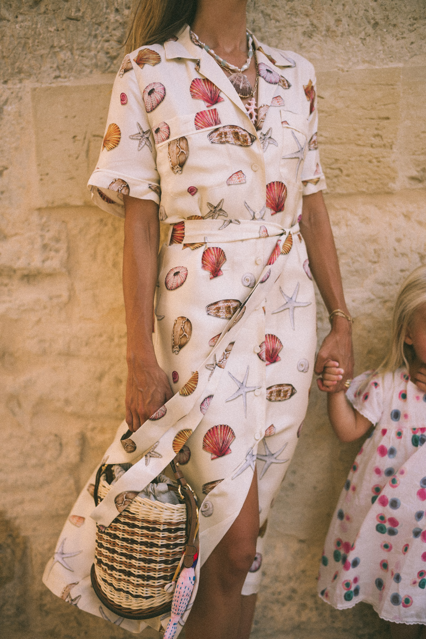 seashell shirtdress seashell necklace leather sandals basket bag