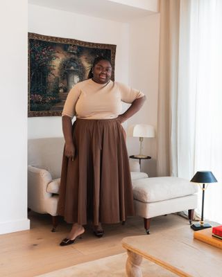 Elegant Autumn Outfits: @abimarvel wears a brown midi skirt with a beige long-sleeve top