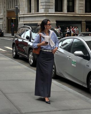 Elegant Autumn Outfits: @thecarolinelin wears a blue striped shirt and maxi skirt