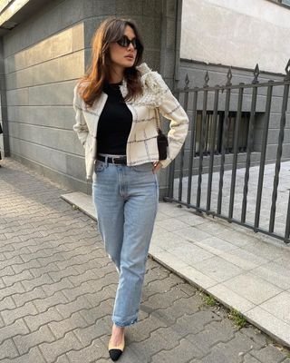 Elegant Autumn Outfits: @borislavasekova wears a boucle jacket with jeans and toe-cap slingback shoes