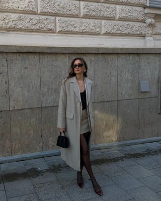 Elegant Autumn Outfits: @ingridedvinsen wears a beige tailored coat with a matching miniskirt 