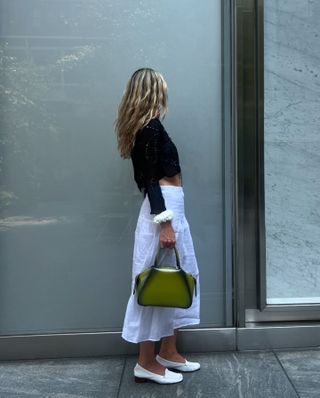 Girl wearing a white skirt and white shoes