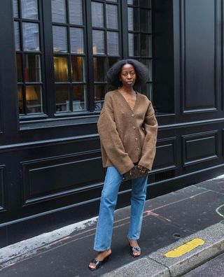 STYLISH CARDIGAN OUTFITS FOR AUTUMN 2024: Sylvie Mus wears a brown cardigan and straight leg jeans