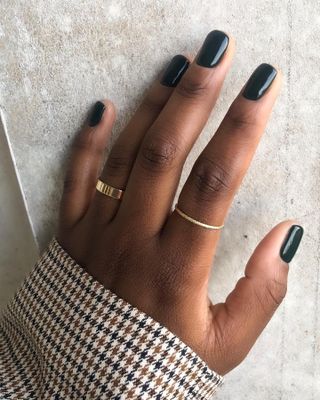 A deep green manicure by Julia Diogo