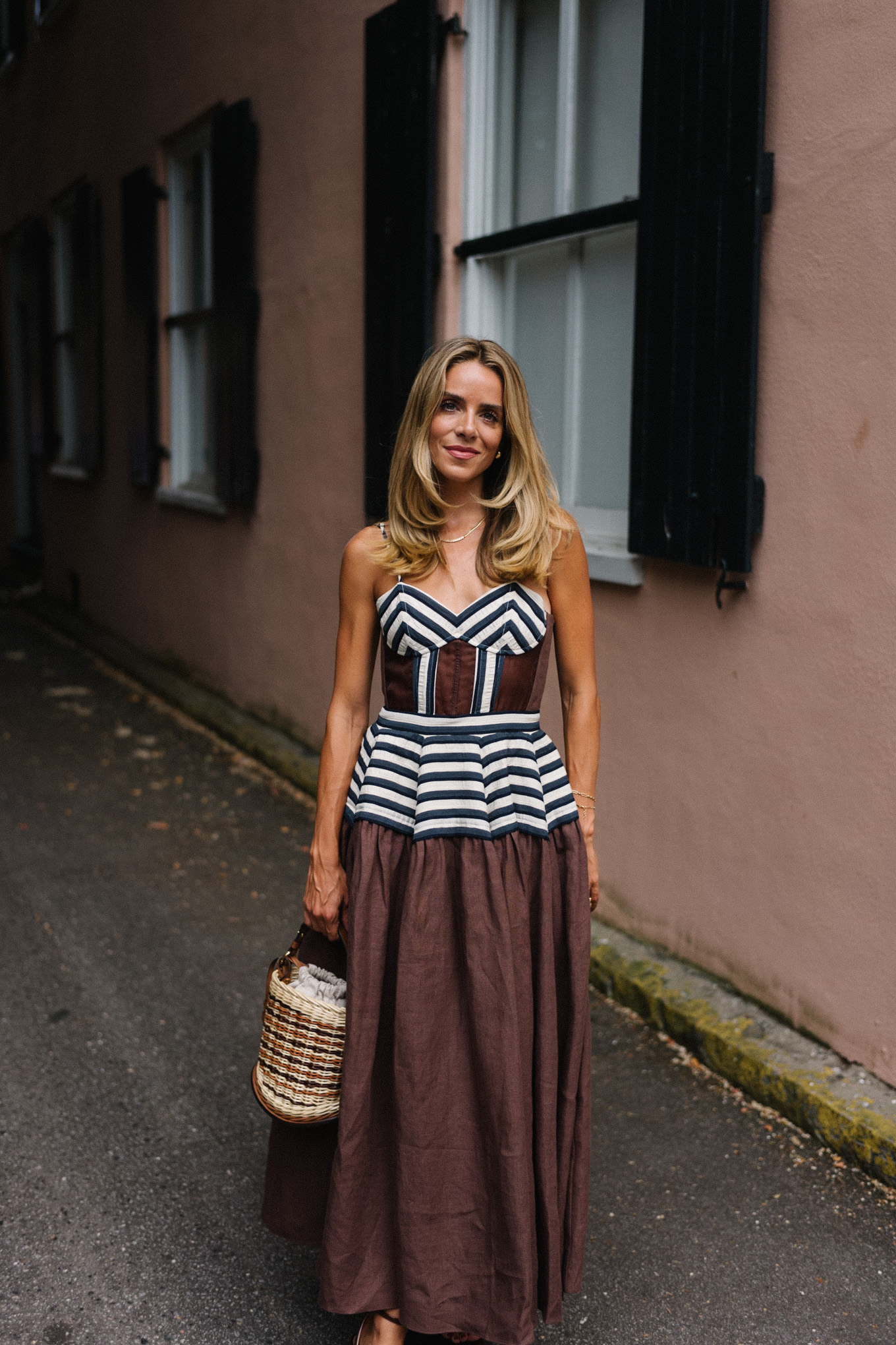 brown white maxi dress straw bag brown leather pumps