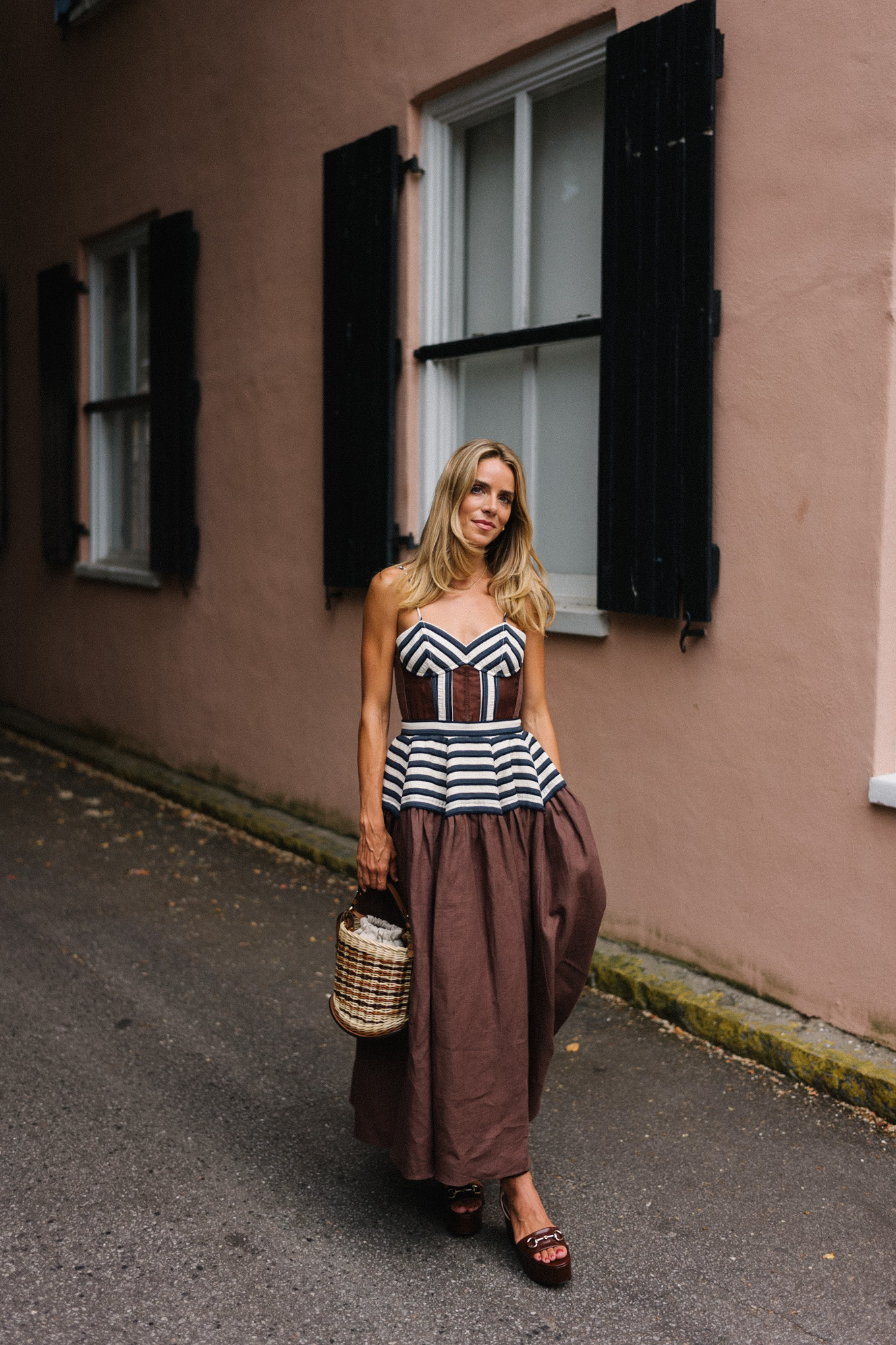 brown white maxi dress straw bag brown leather pumps