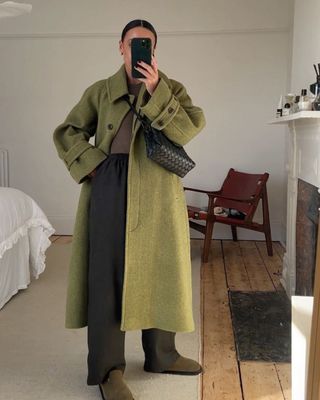 Influencer wears an olive green bag.