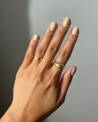 @iramshelton glittery yellow manicure