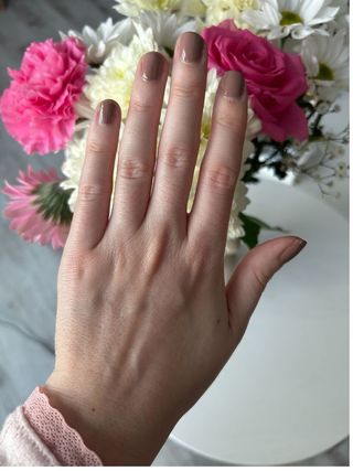 Junior beauty editor Grace Lindsay wearing OPI It Never Ends nail polish