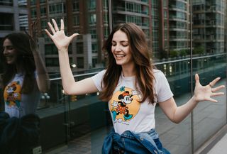 Actress Ella Hunt pays homage to comedy legend Gilda Radner wearing a white t-shirt with Minnie Mouse on the front and high-waisted wide-leg jeans.