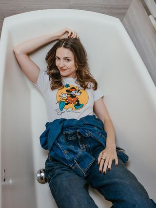 Actress Ella Hunt pays homage to comedy legend Gilda Radner wearing a white t-shirt with Minnie Mouse on the front and high-waisted wide-leg jeans.