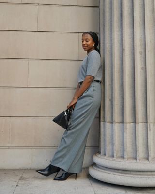 Influencer wears pointed-toe boots.