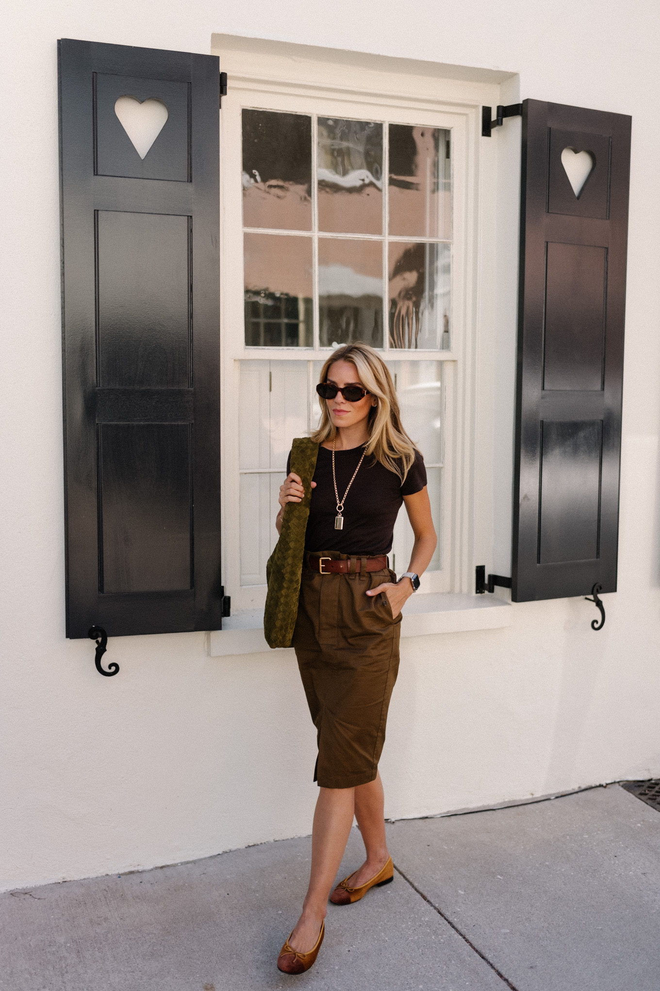 black tee brown belted midi skirt suede hobo bag