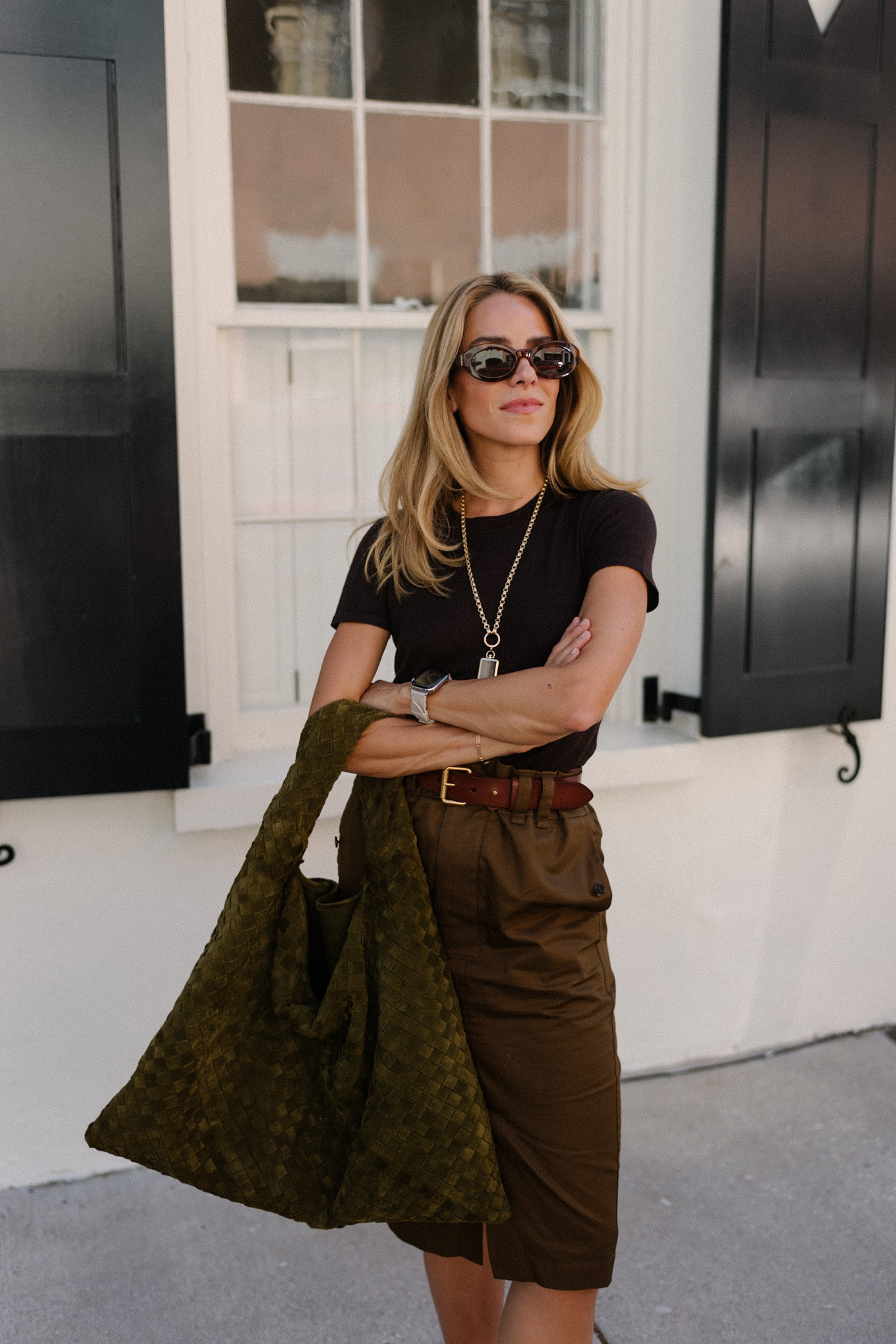 black tee brown belted midi skirt suede hobo bag