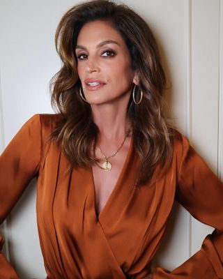 Subtle caramel winter hair trend on Cindy Crawford.