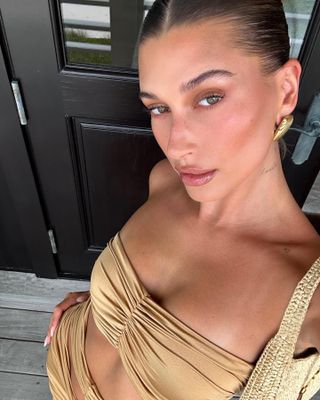 How to glowy makeup: Hailey Bieber