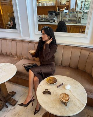 Influencer wears a brown winter outfit