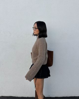 Influencer wears a mole-coloured winter outfit