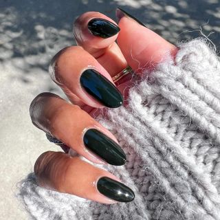 @themaniclub forest green nails