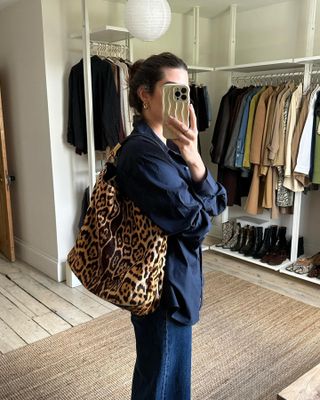 Animal print fashion trends: @theannaedit carries a leopard print bag