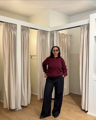 Black trouser outfits: @aysha.sow wears a burgundy jumper with black trousers