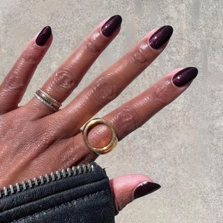 @themaniclub sparkly burgundy nails