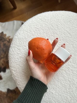 Katie Berohn testing Phlur's Tangerine Boy fragrance