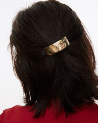 Avelina Textured Gold Curved Barrette Hair Clip | Oliver Bonas