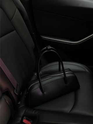 Freja's Mercer bag on the seat of a black car.