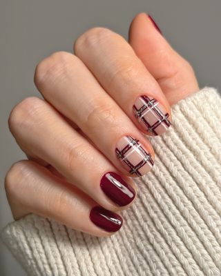 @pink_oblivion short plaid nails