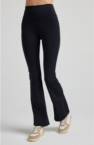 Essential Flare Legging