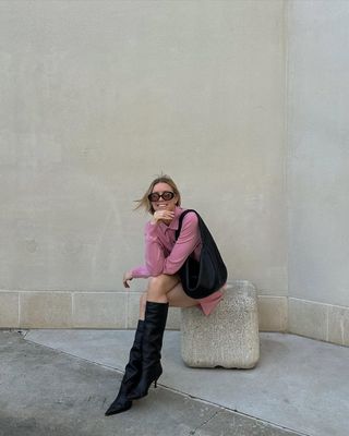 Powder pink outfits: dress and black boots