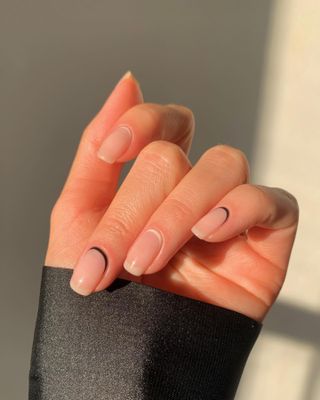 @raelondonnails reverse French tip nails