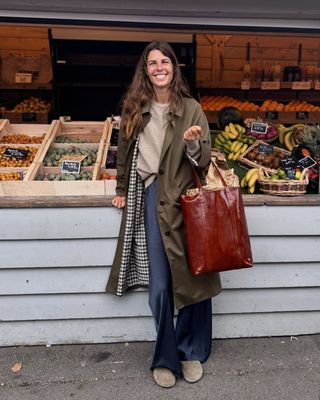 Influencer Laura Vidrequin with red Sezane shopper bag