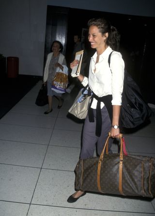 Celebrity airport looks in 90s: sweater around the waist