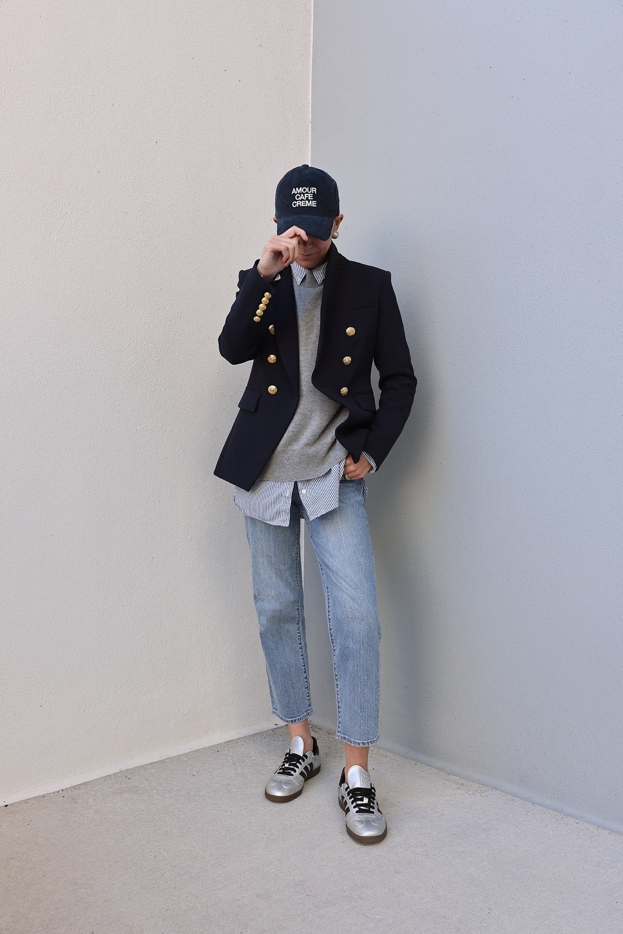 cashmere crewneck sweater, cropped denim look, sneakers and jeans, women's baseball hat outfit ideas