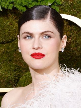 Alexandra Daddario Golden Globes side fringe hairstyle