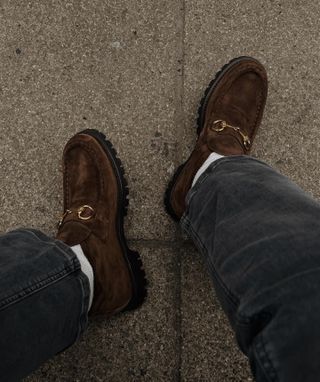 Influencer wears brown suede trainers.