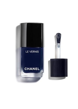 Chanel Le Vernis Nail Colour in Fugueuse