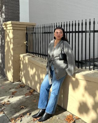 Jeans outfits 2025: @marina_torres wears a grey cardigan with jeans and boots