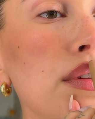 Hailey Bieber using Rhode peptide lip shape lip liner