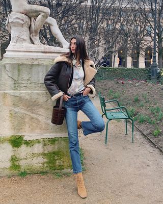 woman wearing high rise skinny jeans and belt