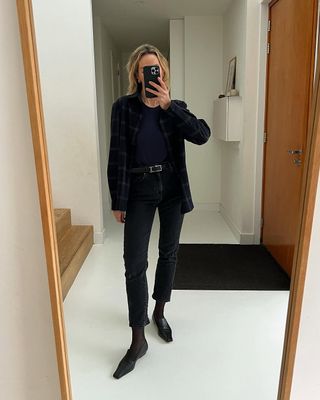 woman wearing high rise skinny jeans and belt