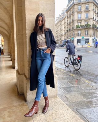 woman wearing high rise skinny jeans and belt