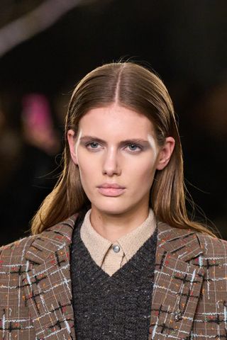 A model at Tory Burch wearing grey eyeshadow, a key Fashion Week Autumn/Winter 25 beauty look