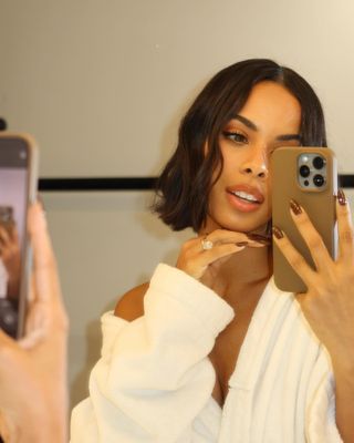 @rochellehumes taking a selfie with a wavy, blunt bob