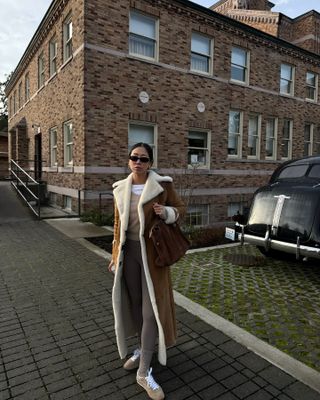 Leggings and sneakers outfit