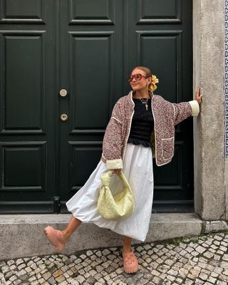 Influencer wears a butter yellow bag.