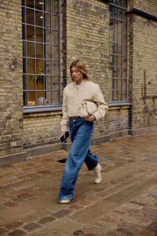 Influencer wears a butter yellow bag.