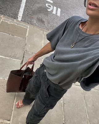 woman wearing charcoal t-shirt and light black jeans